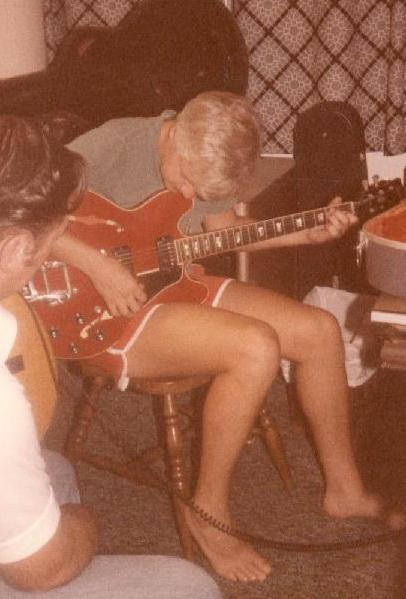 Lynn demonstrating Gibson
      ES-335